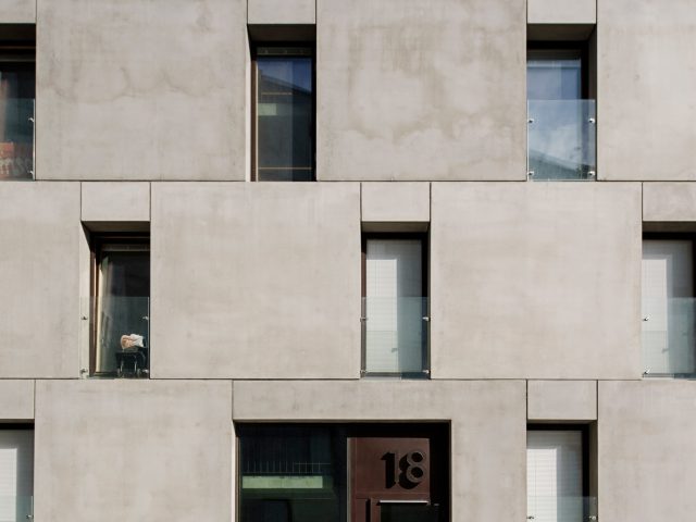 KTH exteriör fasad och dörr