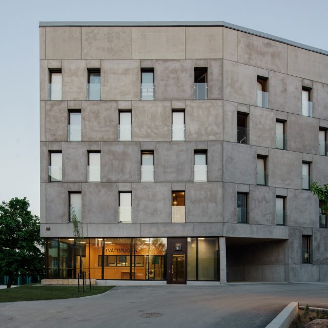 KTH exteriör betongbyggnad