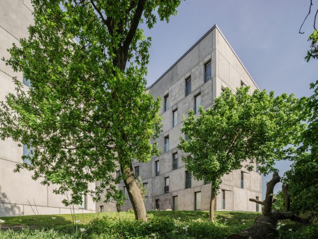 KTH exteriörer betongbyggnader med grönska