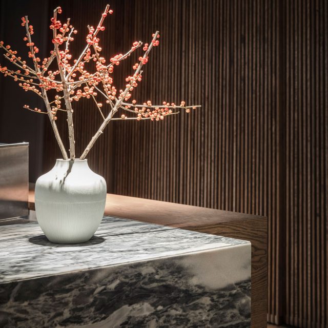 Restaurang vrå disk i bohusgranit och blomsterarrangemang