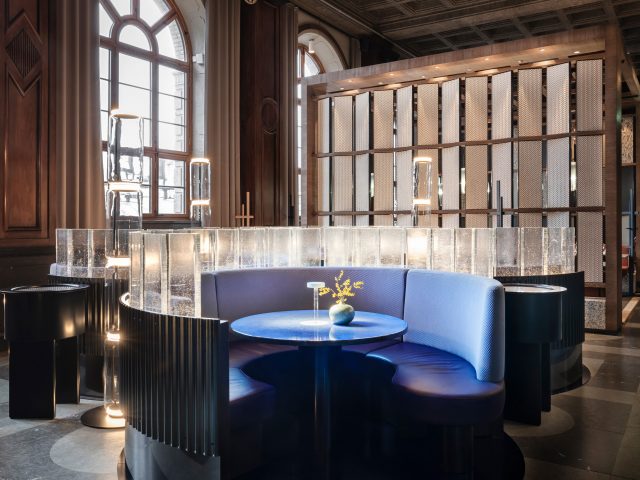 Vrå matgrupper i blå runda öar med glaspaneler