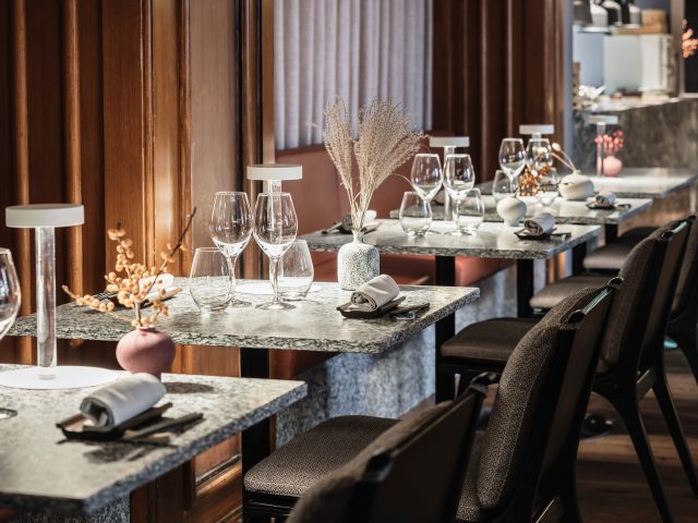 Vrå restaurangsittning stenbord med skinnsoffor