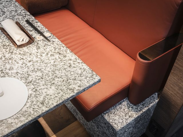 vrå detalj på stenbord och stenbänk med skinnsits