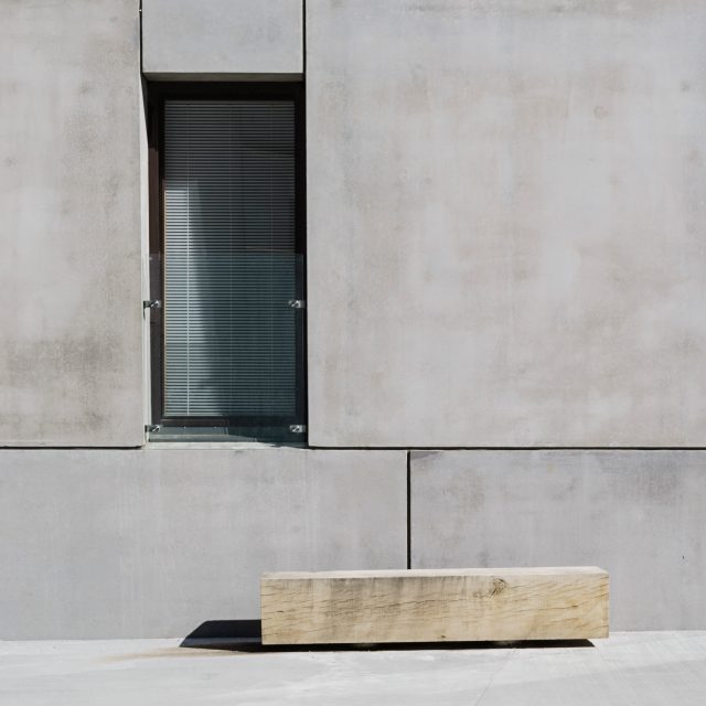 KTH exteriör bänk och fasad